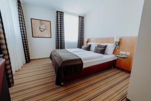 Un pat sau paturi într-o cameră la Hotel Ars Vivendi München