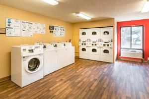 lavadero con lavadora y secadora en Extended Stay America Suites - Oklahoma City - Northwest, en Oklahoma City