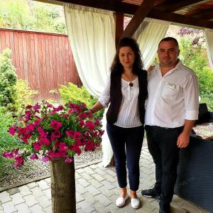 um homem e uma mulher ao lado de um ramo de flores em Hotel Dennis em Mediaş