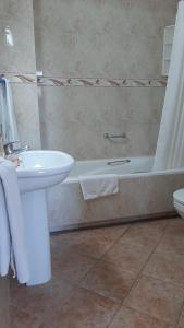 łazienka z umywalką, wanną i toaletą w obiekcie Skol 134C by Completely Marbella w Marbelli
