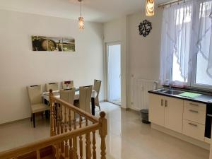 una cucina e una sala da pranzo con tavolo e sedie di Appartement Chez Agnes a Bruxelles