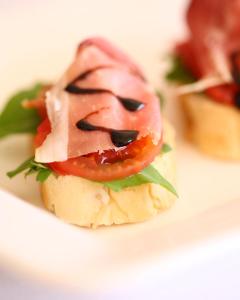ラグジュアリーテントの敷地内または近くでの食事または食べ物