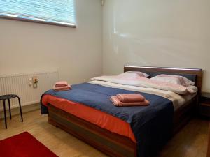 Un dormitorio con una cama con dos toallas encima. en Appartement Chez Agnes, en Bruselas