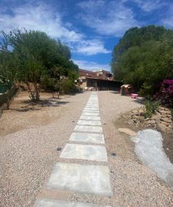 un chemin de pas sur une route de gravier dans l'établissement Le stanze del mare, à Golfo Aranci