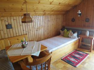 um quarto com uma cama e uma mesa numa sauna em Ferienwohnung Waldheimat 2 em Bayerisch Eisenstein