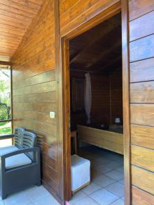 uma sauna com um banco e um WC num quarto em I Giardini Di Margius em Itri