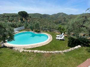 een afbeelding van een zwembad in een tuin bij I Giardini Di Margius in Itri
