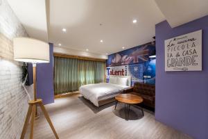 Rúm í herbergi á Talent Hotel