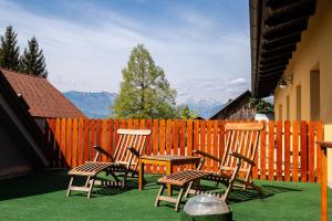 d'une terrasse avec des chaises, une table et une clôture. dans l'établissement Penzion Repanšek, à Radomlje