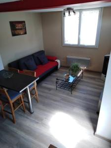 sala de estar con sofá y mesa en Le Breuil, en Piney