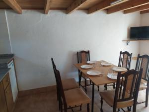 Televízia a/alebo spoločenská miestnosť v ubytovaní CASA "O Campo"