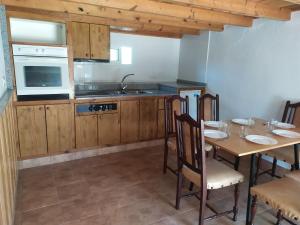 Kuchyňa alebo kuchynka v ubytovaní CASA "O Campo"