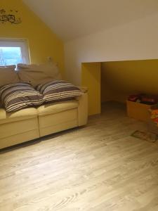 um quarto com uma cama, uma janela e um piso de madeira em Apartment at Tony em Semič