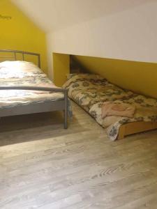 - une chambre avec 2 lits dans l'établissement Apartment at Tony, à Semič