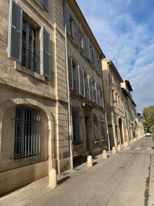 una calle vacía junto a un edificio con ventanas en Apartment Limas en Aviñón