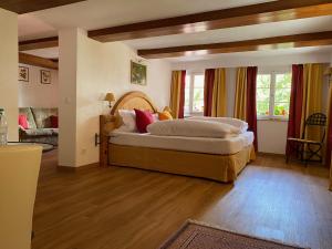 Postel nebo postele na pokoji v ubytování Hotel Hirschen