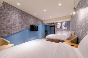 Rúm í herbergi á Talent Hotel