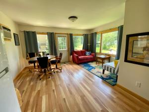 uma sala de estar com uma mesa e cadeiras e um sofá em Peters Sunset Beach Resort and Golf em Glenwood