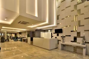 un bureau avec un hall et une réception dans l'établissement Tjokro Hotel Pekanbaru, à Pekanbaru