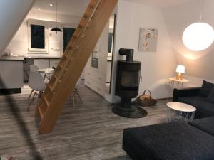 un soggiorno con divano e TV e una cucina di Ferienhaus Reetdach 1300qm Privatgrundstück Bootssteg Sauna Templin Lübbesee Uckermark Erholung pur Seenplatte a Petersdorf