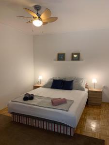 een slaapkamer met een groot bed en een plafondventilator bij Hope Apartments in Vodice