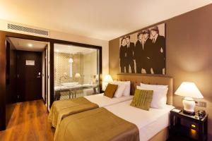 a hotel room with a large bed and a mirror at Quentin Berlin Hotel am Kurfürstendamm in Berlin