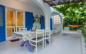 einen Tisch und Stühle auf der Terrasse eines Hauses in der Unterkunft Casa Porozina - Paradise Beach in Cres