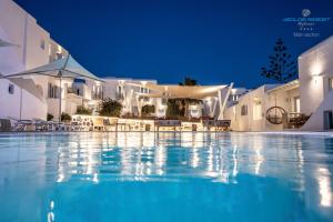Bazén v ubytovaní Aeolos Resort alebo v jeho blízkosti