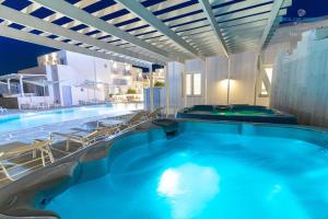 Bazén v ubytovaní Aeolos Resort alebo v jeho blízkosti