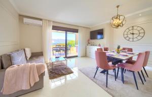 jadalnia i salon ze stołem i krzesłami w obiekcie Luxury Apartments Villa Stina w Krku