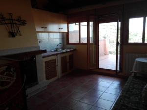 a kitchen with a sink and a door to a patio at ALQUILER CASA PEPA EN CAZORLA in Cazorla