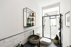 y baño con lavamanos y aseo. en South Shores Cottage Flat, en Troon