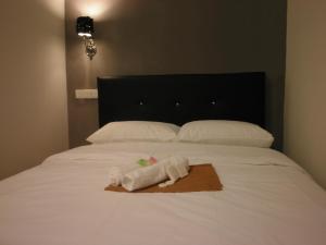 En eller flere senger på et rom på Vinz Hotel