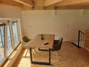 a dining room with a wooden table and chairs at Beim Hooch. Lisbeth in Brücktal