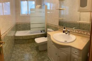 ein Badezimmer mit Waschbecken, Toilette und Badewanne in der Unterkunft CASA QUINTEIROS in O Grove