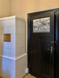 a black door with a picture of a castle on it at Bielski Lawendowa Rooms in Gdańsk