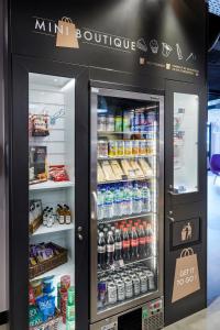 - un mini-réfrigérateur avec bouteille dans un magasin dans l'établissement Campanile Barcelona Sud - Cornella, à Cornellà de Llobregat