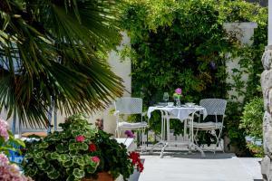 Vonkajšia záhrada v ubytovaní PALACE SCHÖN MILESI - esense of prestige - private pool - old money style luxury rooms - walking distance to the old town, the beach and all amenities - BURALUX properties