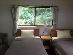um quarto com 2 camas e uma janela em Morino Garden Mashiko em Mashiko