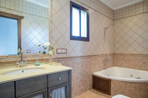 Ένα μπάνιο στο Chalet Acebuche +16 φωτογραφίες