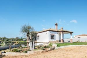 Το κτήριο όπου στεγάζεται  the country house