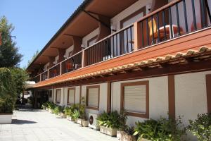 un bâtiment avec un balcon et des plantes sur le côté dans l'établissement Hotel Joao Capela, à Aveiro