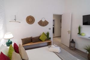 un soggiorno con divano e TV di Il Giardino di Sybar a Lecce