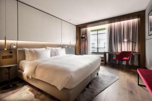 Postel nebo postele na pokoji v ubytování Radisson Collection Grand Place Brussels
