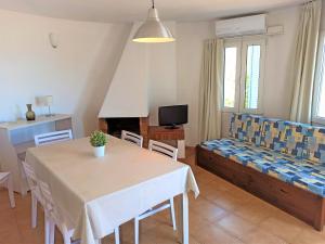 a living room with a table and a couch at Trill Las Brisas 2-4 pers in L'Estartit