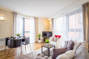 Televiisor ja/või meelelahutuskeskus majutusasutuses Stylish City 2 Bed, 2 Bath, FREE PARKING & WiFi