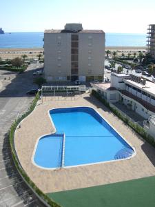 una vista aérea de una piscina frente a la playa en A. Garganta - Rocamaura & Catalonia, en L'Estartit