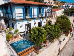 - une vue aérienne sur une maison avec une piscine dans l'établissement Kalavasos View Traditional Apartments, à Kalavasos