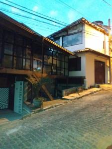 une maison avec beaucoup de fenêtres dans l'établissement Loft Santos Dumont, à Nova Friburgo