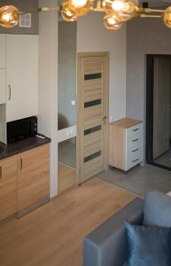 uma sala de estar com um sofá e uma cozinha em Modern apartmetns in town center em Poltava